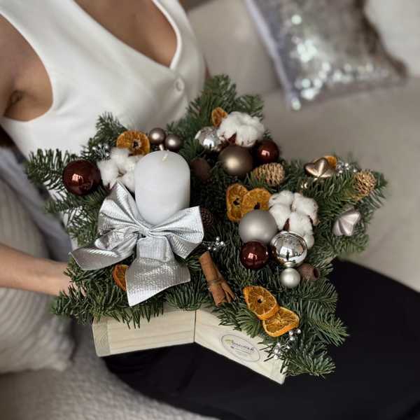 Рождественская звезда со свечой, корицей и мандаринами