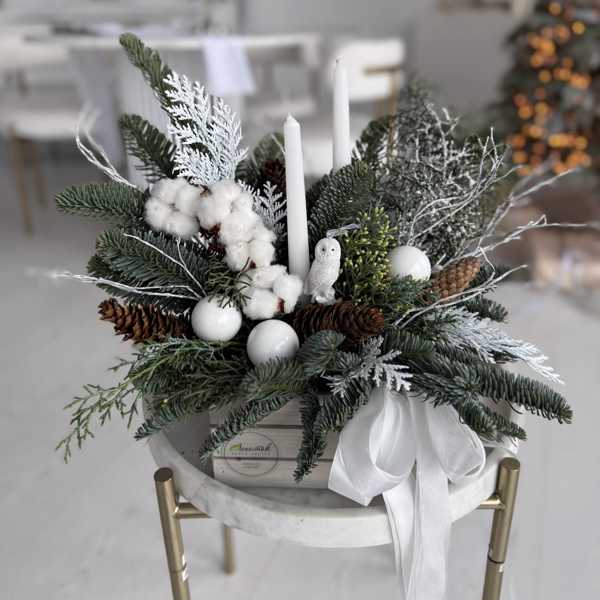 Новогодняя композиция в деревянном ящике со свечами и птичкой