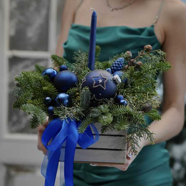 Новогодняя композиция в ящике со свечой и декором