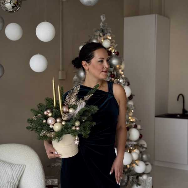 Зимняя композиция в бархатном цилиндре со свечами и птичкой