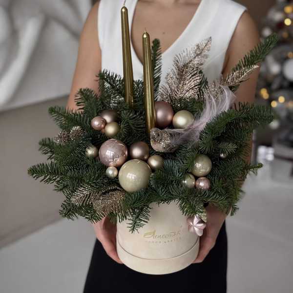 Зимняя композиция в бархатном цилиндре со свечами и птичкой