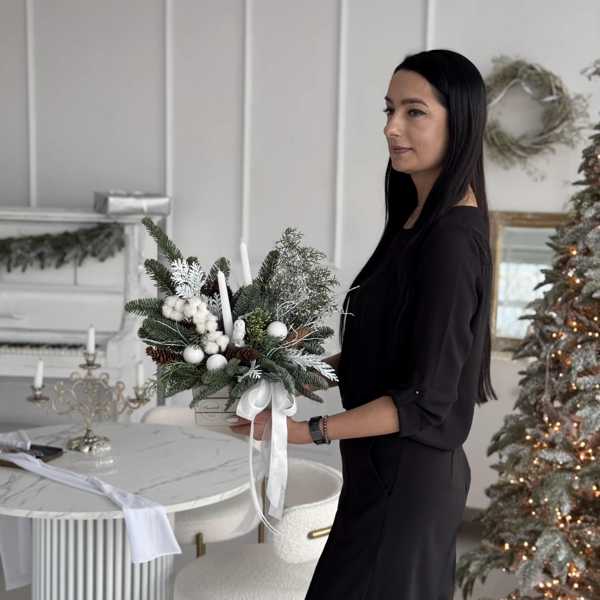 Новогодняя композиция в деревянном ящике со свечами и птичкой