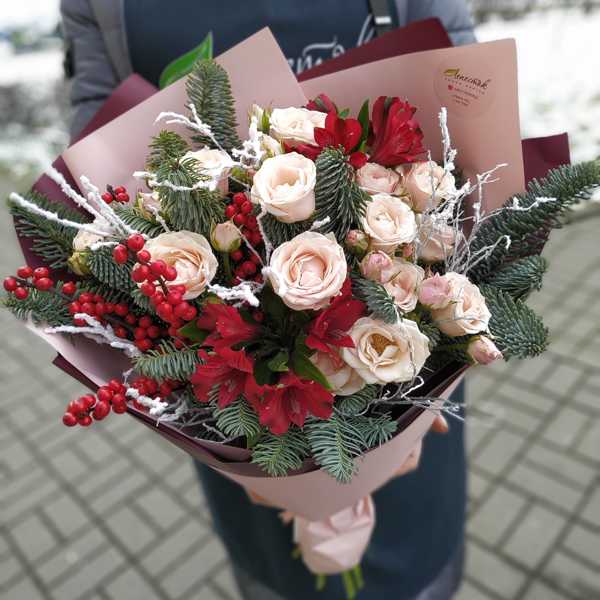 Зимний букет из нобилиса, кустовых роз и илекса Зимний букет из нобилиса, кустовых роз и илекса