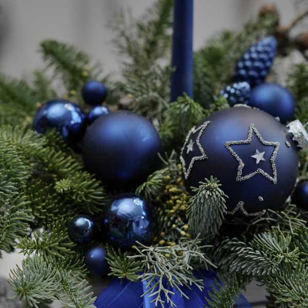 Новогодняя композиция в ящике со свечой и декором