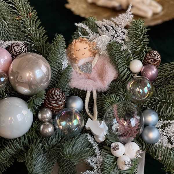 Зимний бархатный цилиндр с ангелом и новогодними шарами