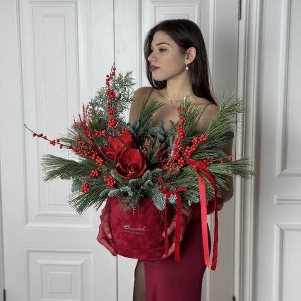 Рождественская композиция в бархатном цилиндре с амариллисом и илексом