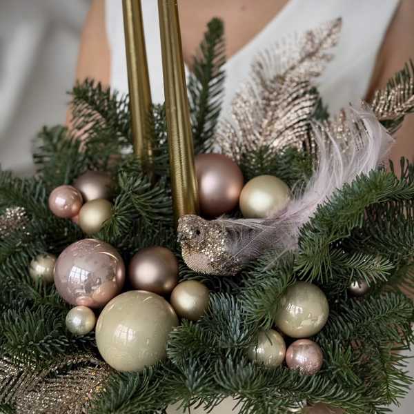 Зимняя композиция в бархатном цилиндре со свечами и птичкой