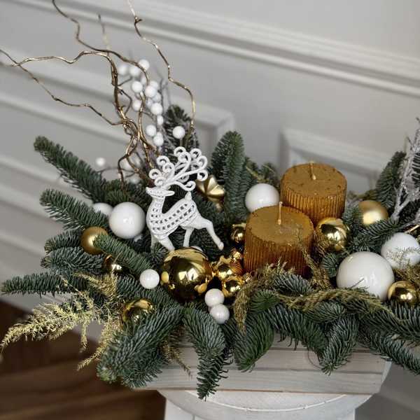 Новогодняя композиция с белоснежным оленем и золотистыми свечами