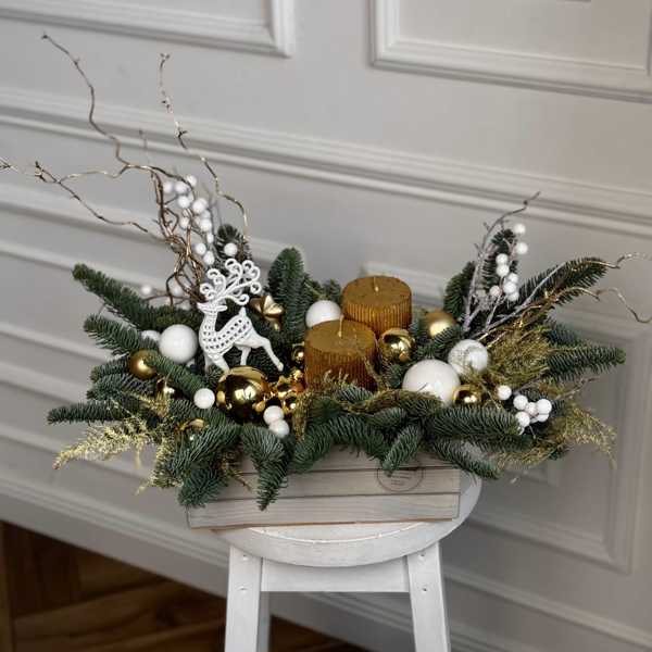 Новогодняя композиция с белоснежным оленем и золотистыми свечами