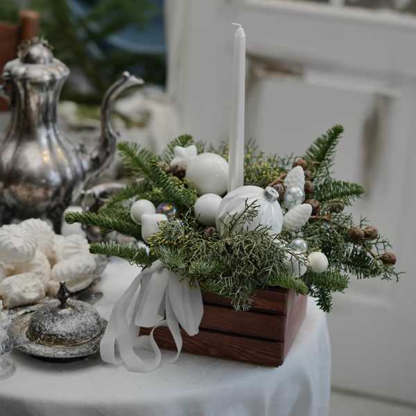 Рождественская композиция в деревянном ящике со свечой