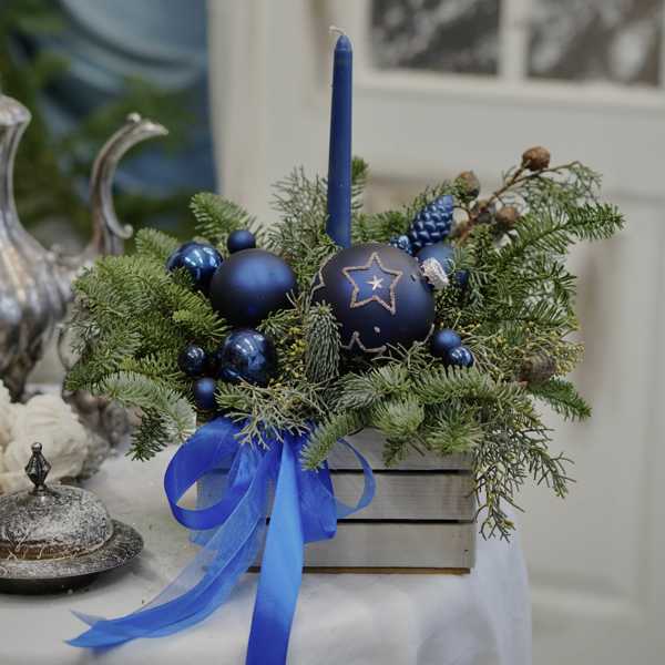 Новогодняя композиция в ящике со свечой и декором