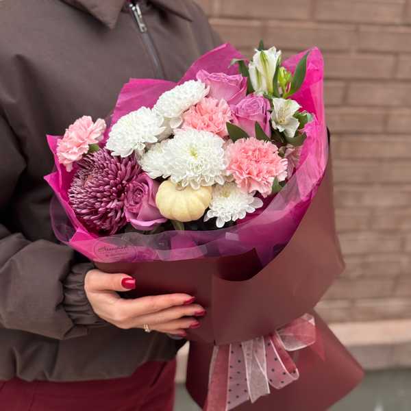 Букет комплимент из хризантемы Бигуди Пюрпл, розовых диантусов и декоративной тыквы