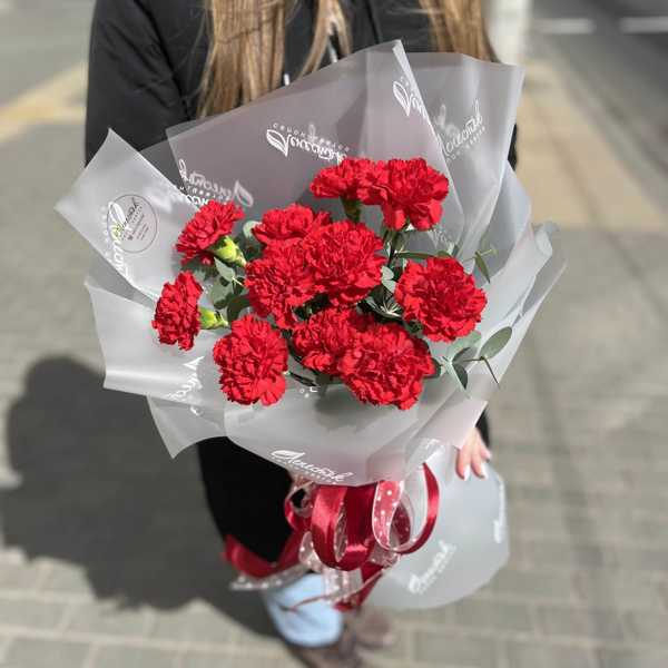 Монобукет из 11 красных гвоздик и эвкалипта — фото 2