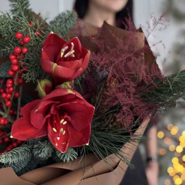 Зимний букет из амариллиса, красного илекса и аспарагуса