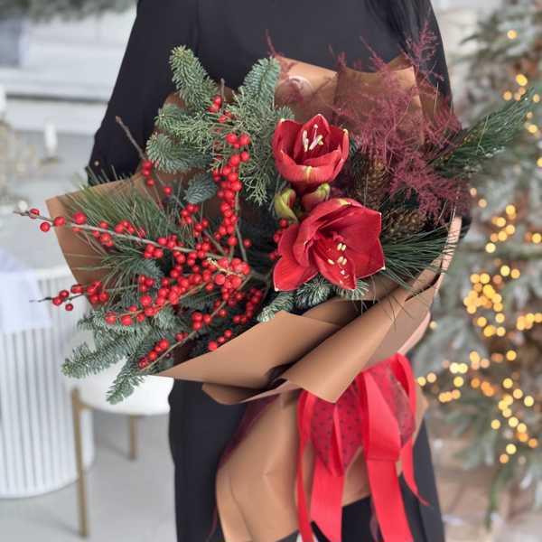 Зимний букет из амариллиса, красного илекса и аспарагуса