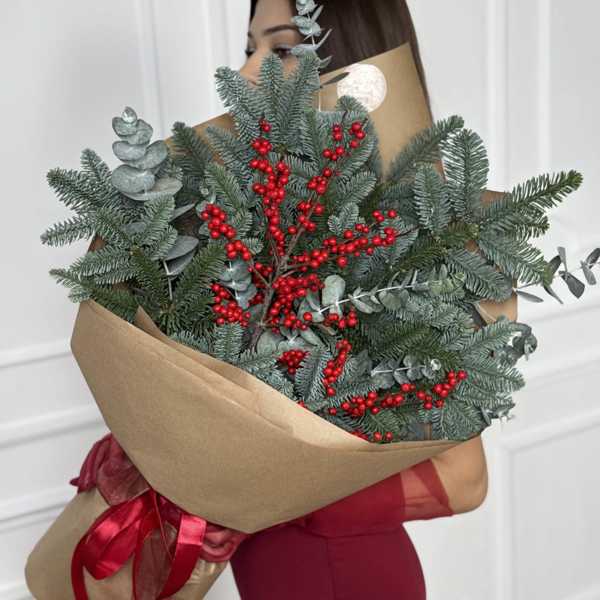 Рождественский букет из датской пихты, илекса и эвкалипта