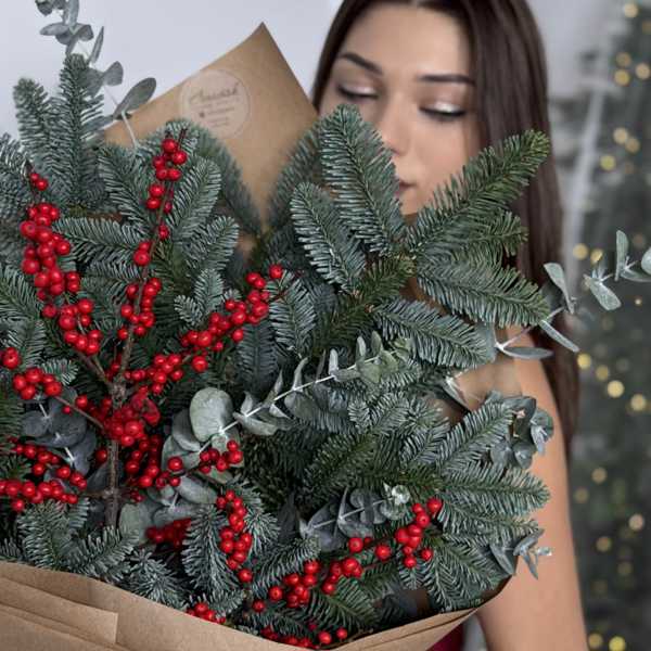 Рождественский букет из датской пихты, илекса и эвкалипта