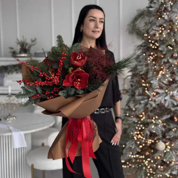 Зимний букет из амариллиса, красного илекса и аспарагуса