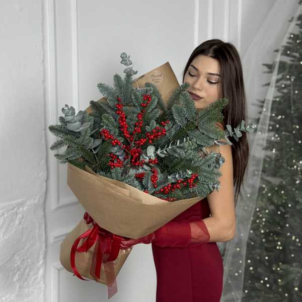 Рождественский букет из датской пихты, илекса и эвкалипта