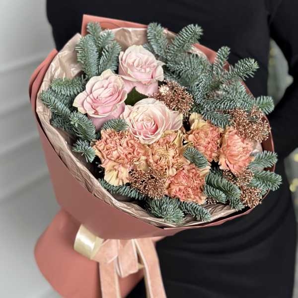 Зимний букет из нобилиса, розы и диантусов