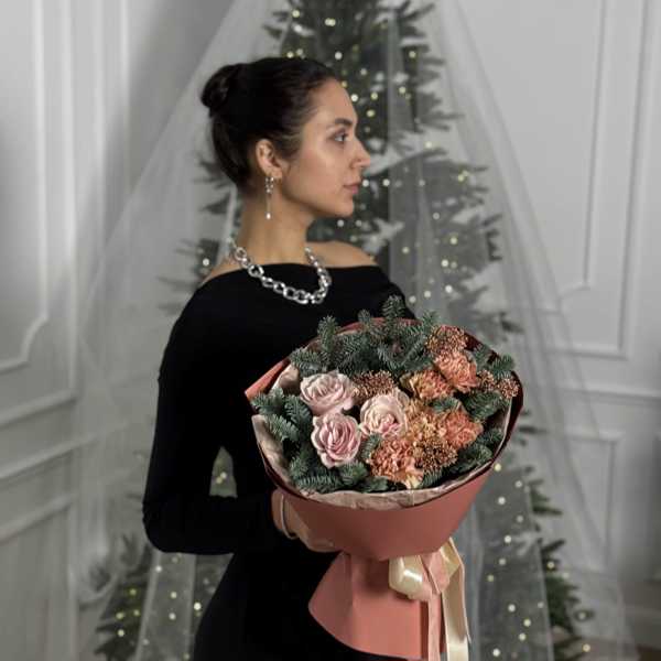 Зимний букет из нобилиса, розы и диантусов