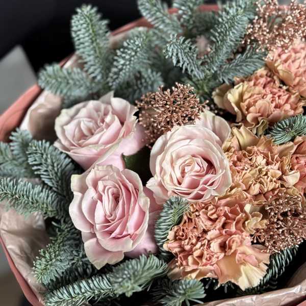 Зимний букет из нобилиса, розы и диантусов