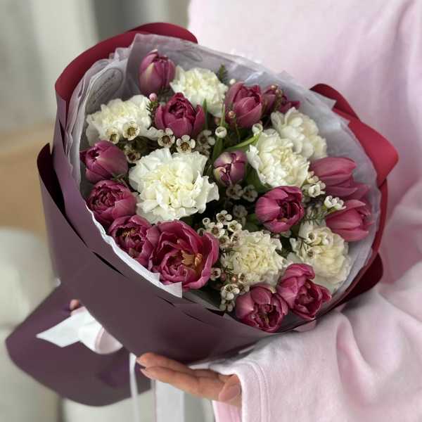 Букет из белых гвоздик и пионовидных тюльпанов