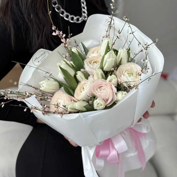 Букет из ранункулюсов и белых тюльпанов