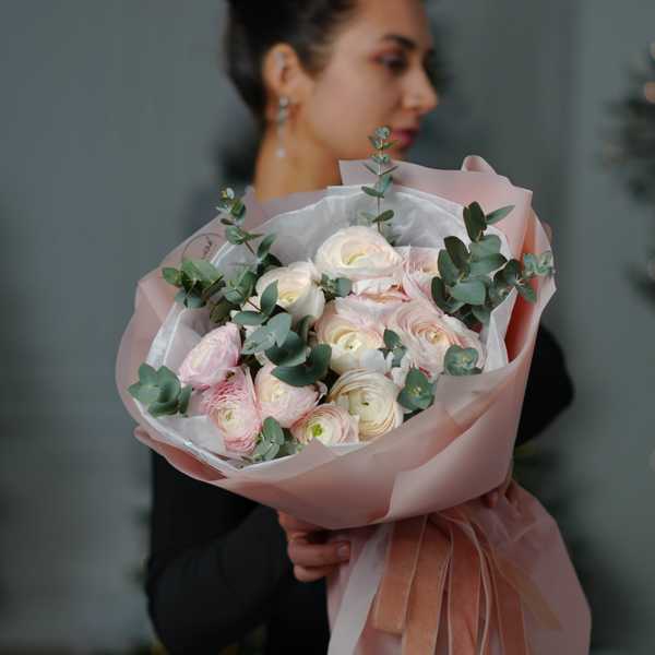 Букет из ранункулюсов и эвкалипта