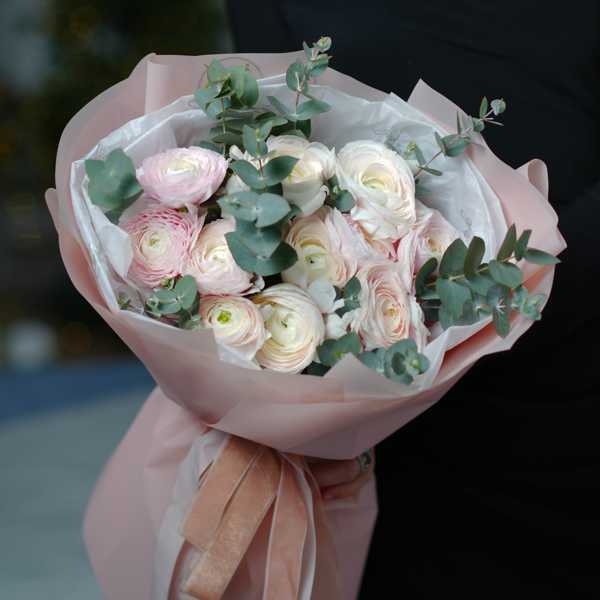 Букет из ранункулюсов и эвкалипта