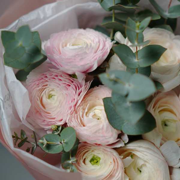 Букет из ранункулюсов и эвкалипта