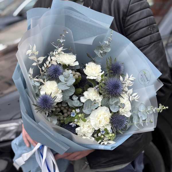 Букет для руководителя мужчины из эрингиума и гвоздик