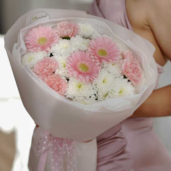 Нежный букет из гербер, хризантемы Алтай и розовых диантусов