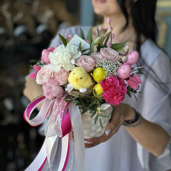 Композиция в корзине с пасхальным декором