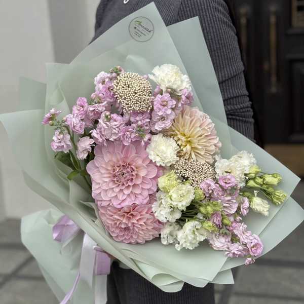 Праздничный букет из розовых георгин, маттиолы и лизиантусов