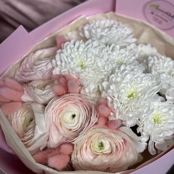 Букет из нежных ранункулюсов и хризантемы Алтай