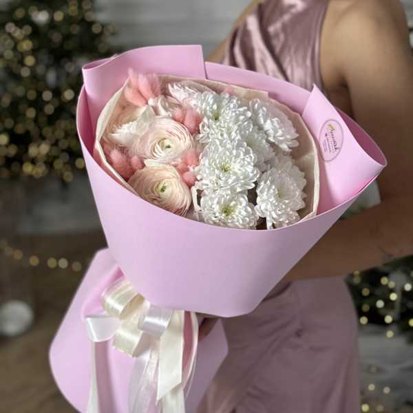 Букет из нежных ранункулюсов и хризантемы Алтай