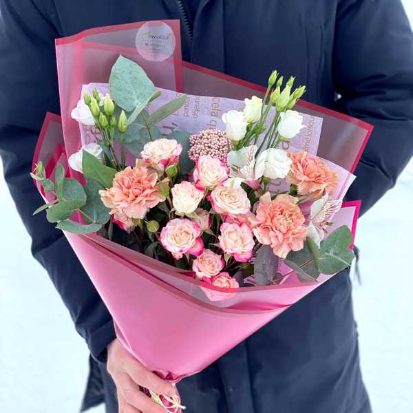 Букет из озотамнуса, кустовых роз и гвоздики Букет из озотамнуса, кустовых роз и гвоздики