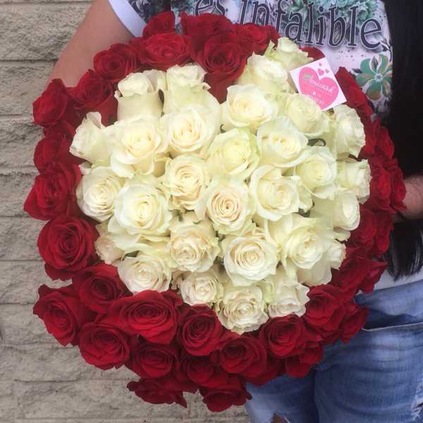 Букет из 69 импортных роз в форме сердца Букет из 69 импортных роз в форме сердца