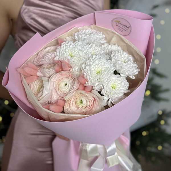 Букет из нежных ранункулюсов и хризантемы Алтай