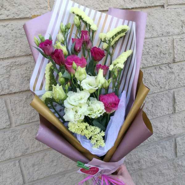 Недорогой букет из эустомы и статицы