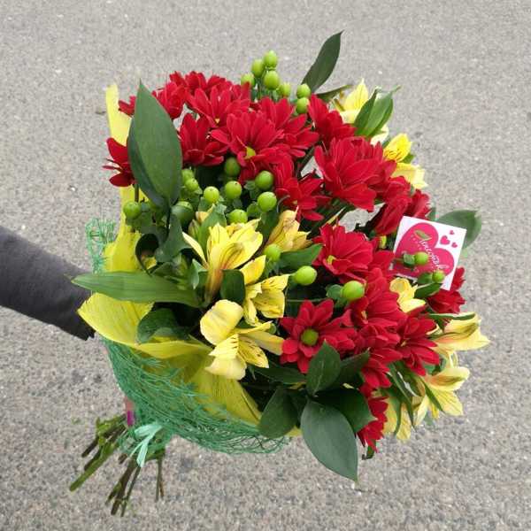 Букет из хризантем, хиперикума, альстромерии и рускуса 