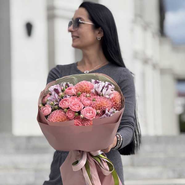 Поздравительный букет из георгин Пичес, пионовидных роз и альстромерий Поздравительный букет из георгин Пичес, пионовидных роз и альстромерий