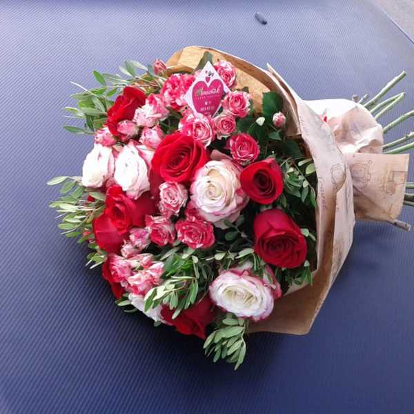 Сборный букет из роз и зелени. 