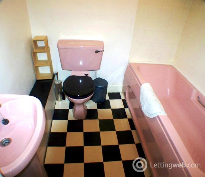 Property to rent in Dixon Avenue