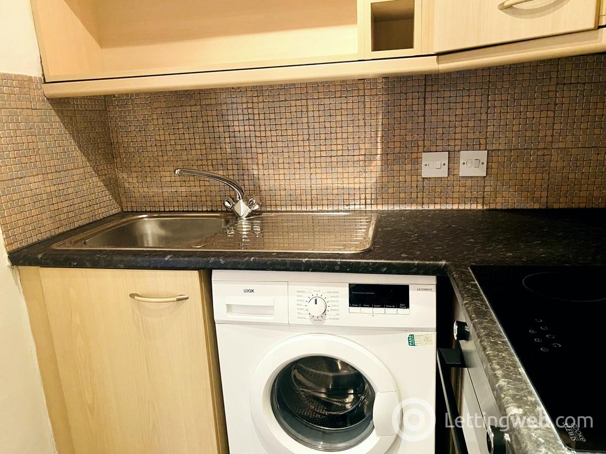 Property to rent in 11 Mannering Road