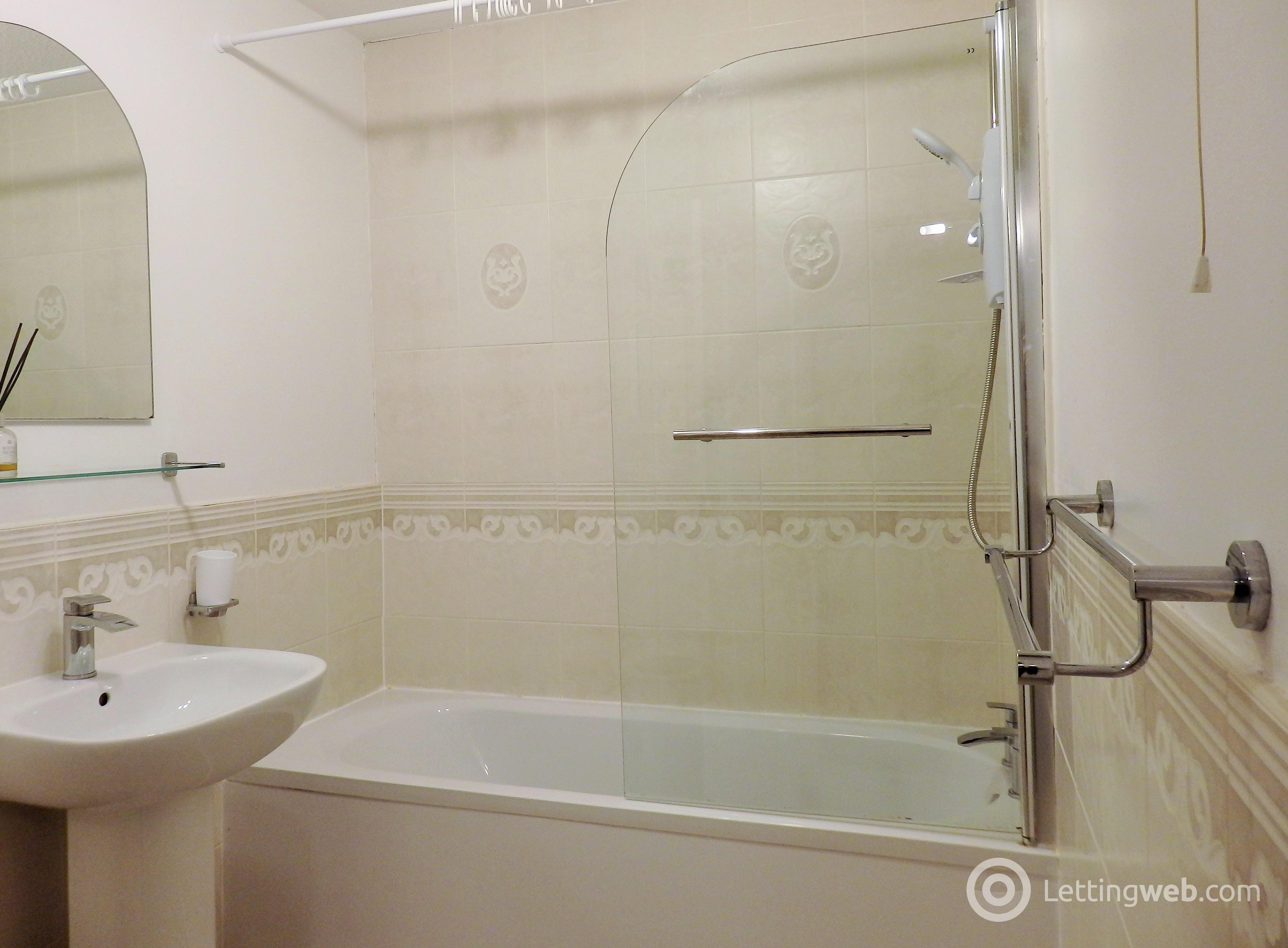 Property to rent in 14 Woodlands Court Woodlands Road Thornliebank