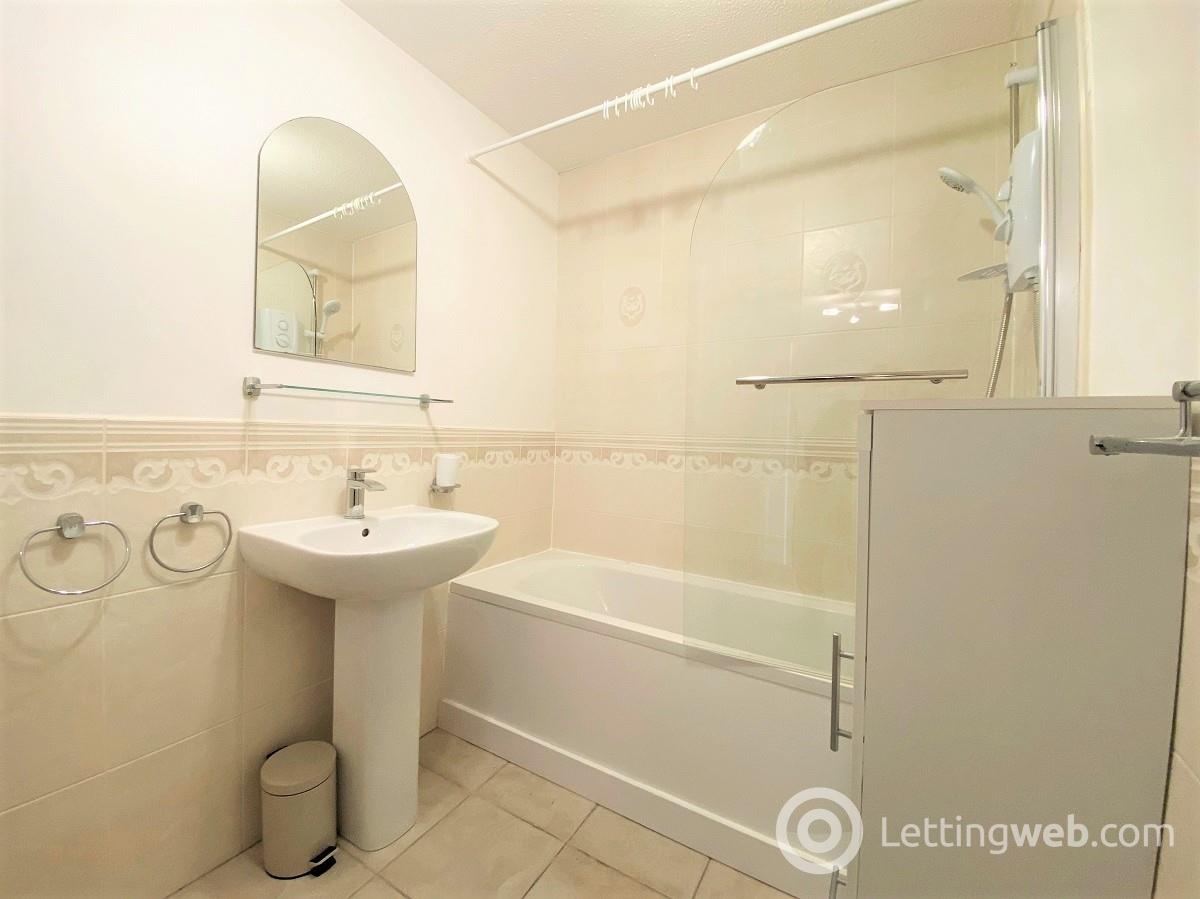 Property to rent in 14 Woodlands Court Woodlands Road Thornliebank