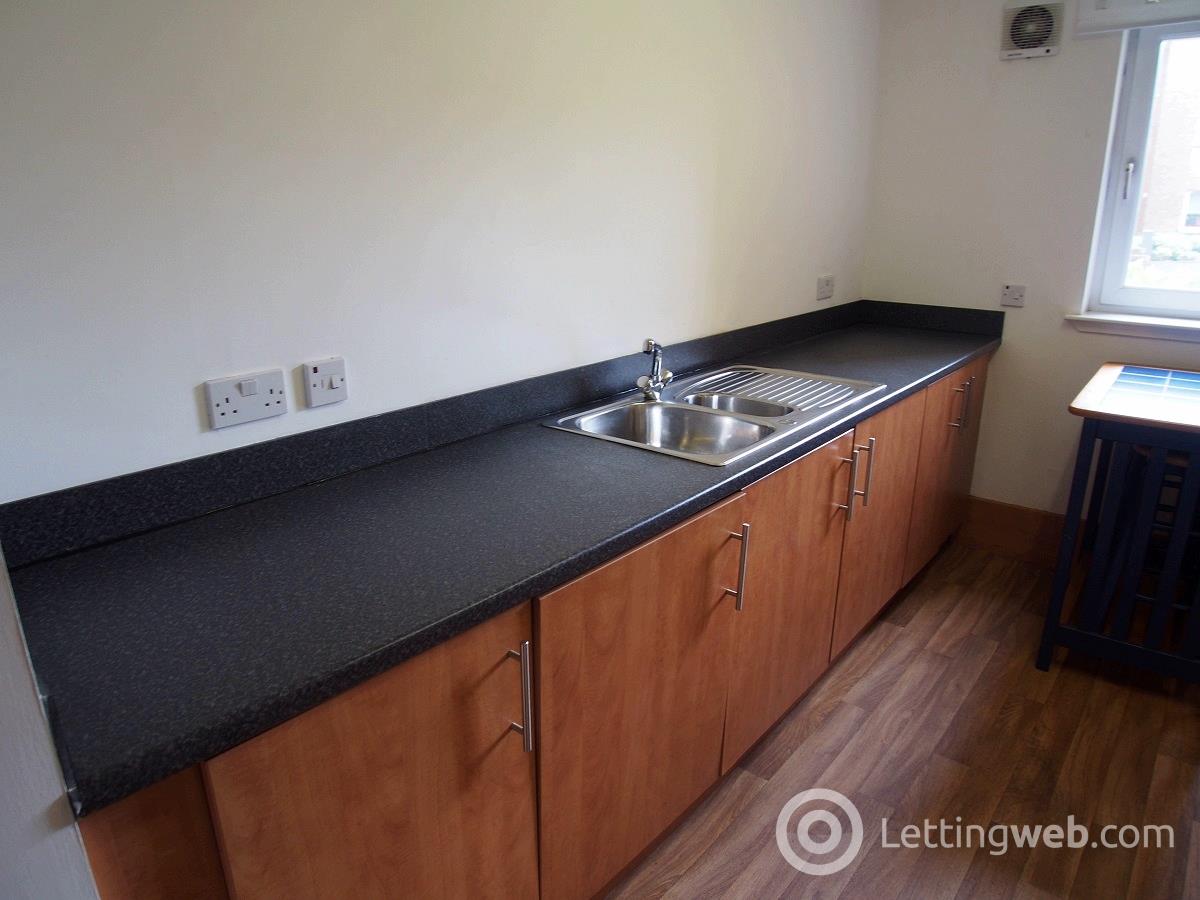 Property to rent in Dumbarton Road