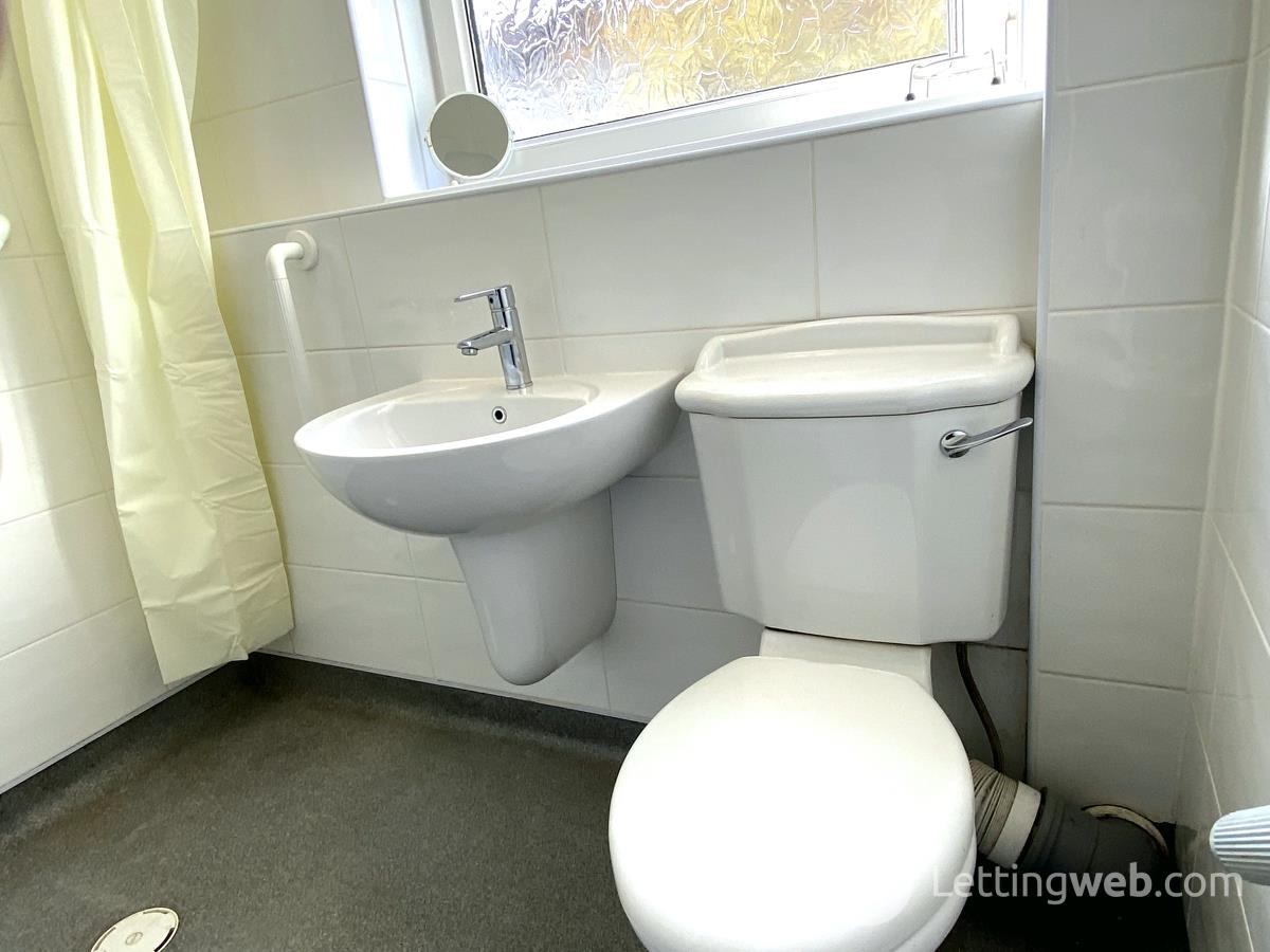 Property to rent in 5 Maxwell Grove